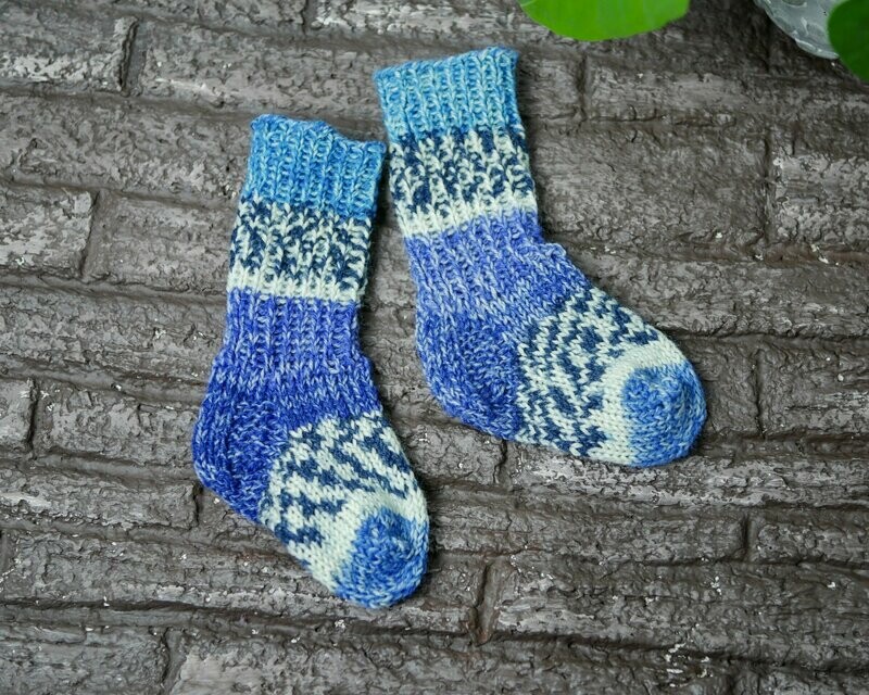 Handgestrickte Puppensocken || Blau || für 30-35cm große Puppen Handgestrickte Puppensocken || Blau || für 30-35cm große Puppen