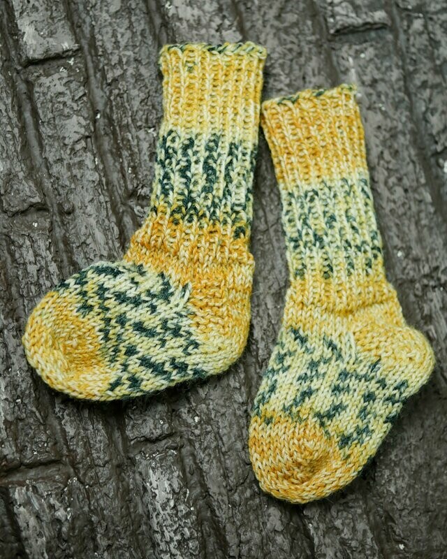Handgestrickte Puppensocken || gelb-blau || für 30-35cm große Puppen Handgestrickte Puppensocken || gelb-blau || für 30-35cm große Puppen