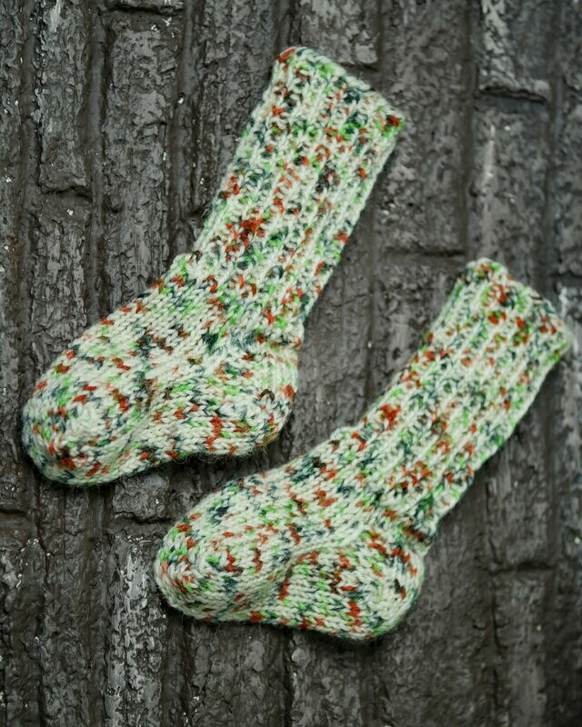 Handgestrickte Puppensocken || rot-grün || für 30-35cm große Puppen Handgestrickte Puppensocken || rot-grün || für 30-35cm große Puppen