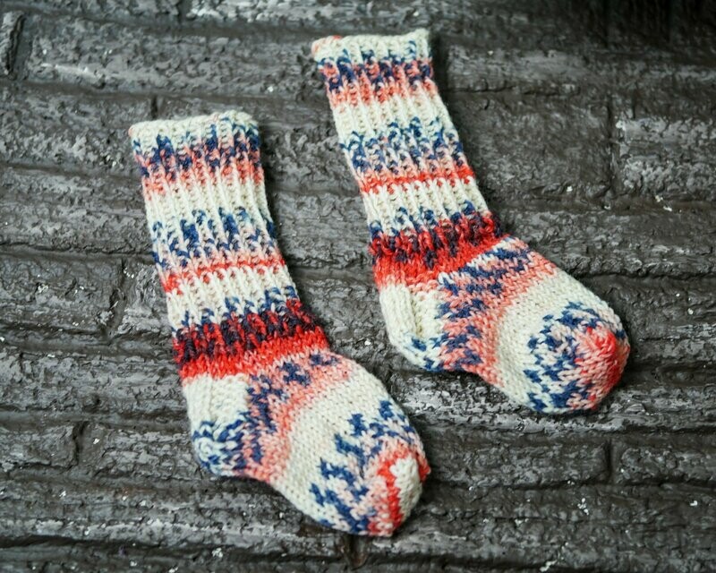 Handgestrickte Puppensocken || rot-blau || für 30-35cm große Puppen Handgestrickte Puppensocken || rot-blau || für 30-35cm große Puppen
