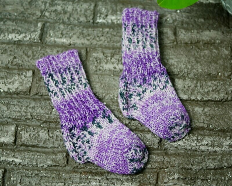 Handgestrickte Puppensocken || lila-violett || für 30-35cm große Puppen