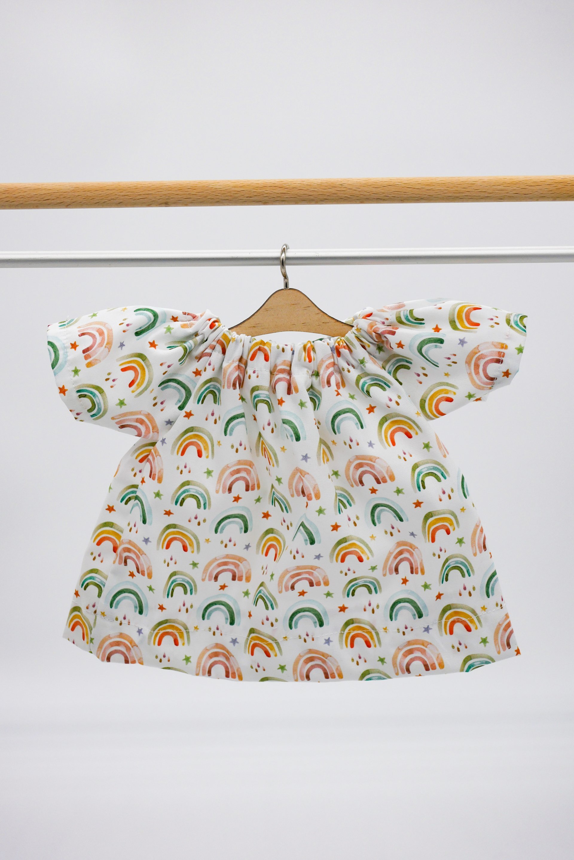 Puppenkleid || weiß mit Regenbögen || für Puppenbabys und Puppenkinder zwischen 40 und 50 cm