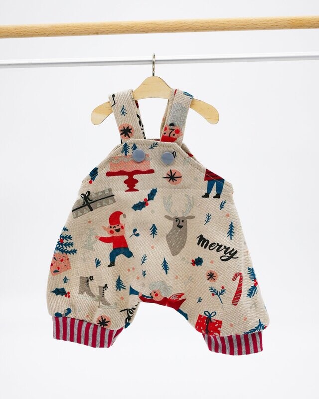 Latzhose || beige mit glänzendem Weihnachtsmuster || Latzhose für Puppen zwischen 40 und 50cm Latzhose || beige mit glänzendem Weihnachtsmuster || Latzhose für Puppen zwischen 40 und 50cm