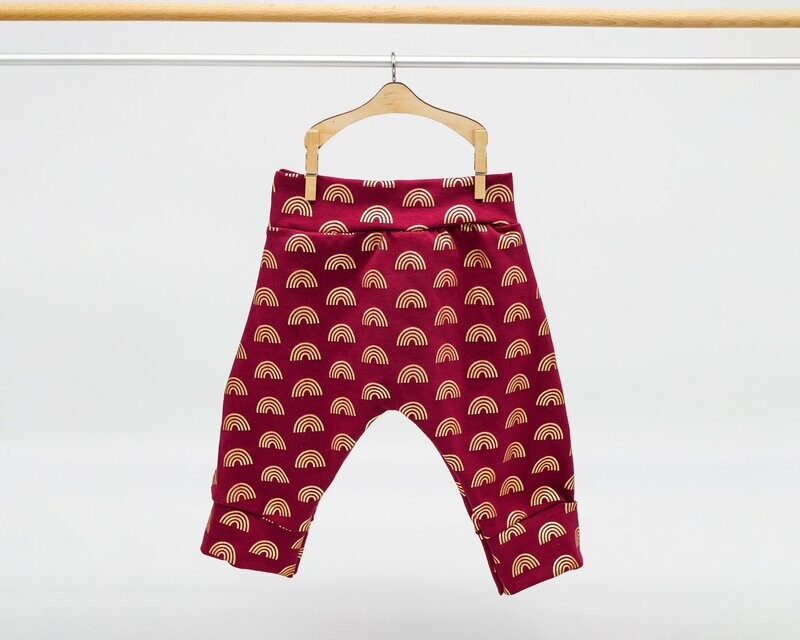 Puppenhose || rot mit glänzenden Regenbögen || Pumphosen für Waldorfpuppe || Für Puppen zwischen 40 und 50cm