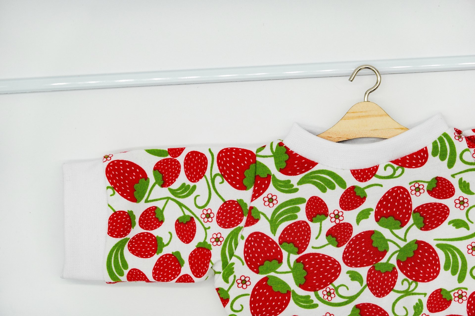 Oversized Puppen Pullover/ Jacke || rot Erdbeeren || für Puppen zwischen 40 und 50 cm