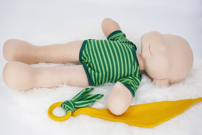 Kleiderset || Grün gestreift || Body mit Halstuch und Beißring für Stoffpuppen von Elsklinger || für Puppenbabys und Puppenkinder zwischen 45 und 50 cm Kleiderset || Grün gestreift || Body mit Halstuch und Beißring für Stoffpuppen von Elsklinger || für Puppenbabys und Puppenkinder zwischen 45 und 50 cm