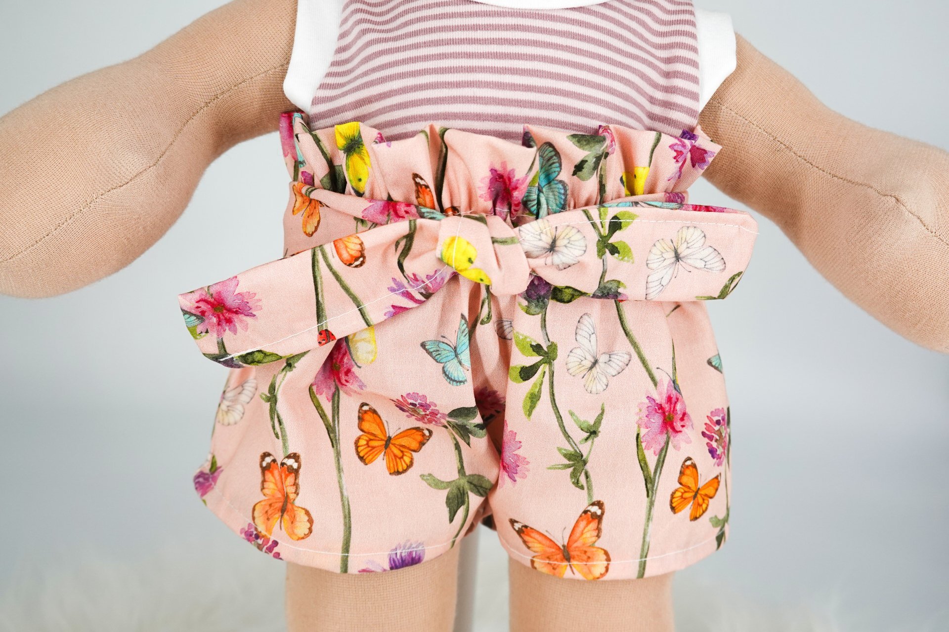 Paperbaghose || Blumenmuster bunt mit Schmetterlingen || Latzhose für Puppen zwischen 40 und 50cm