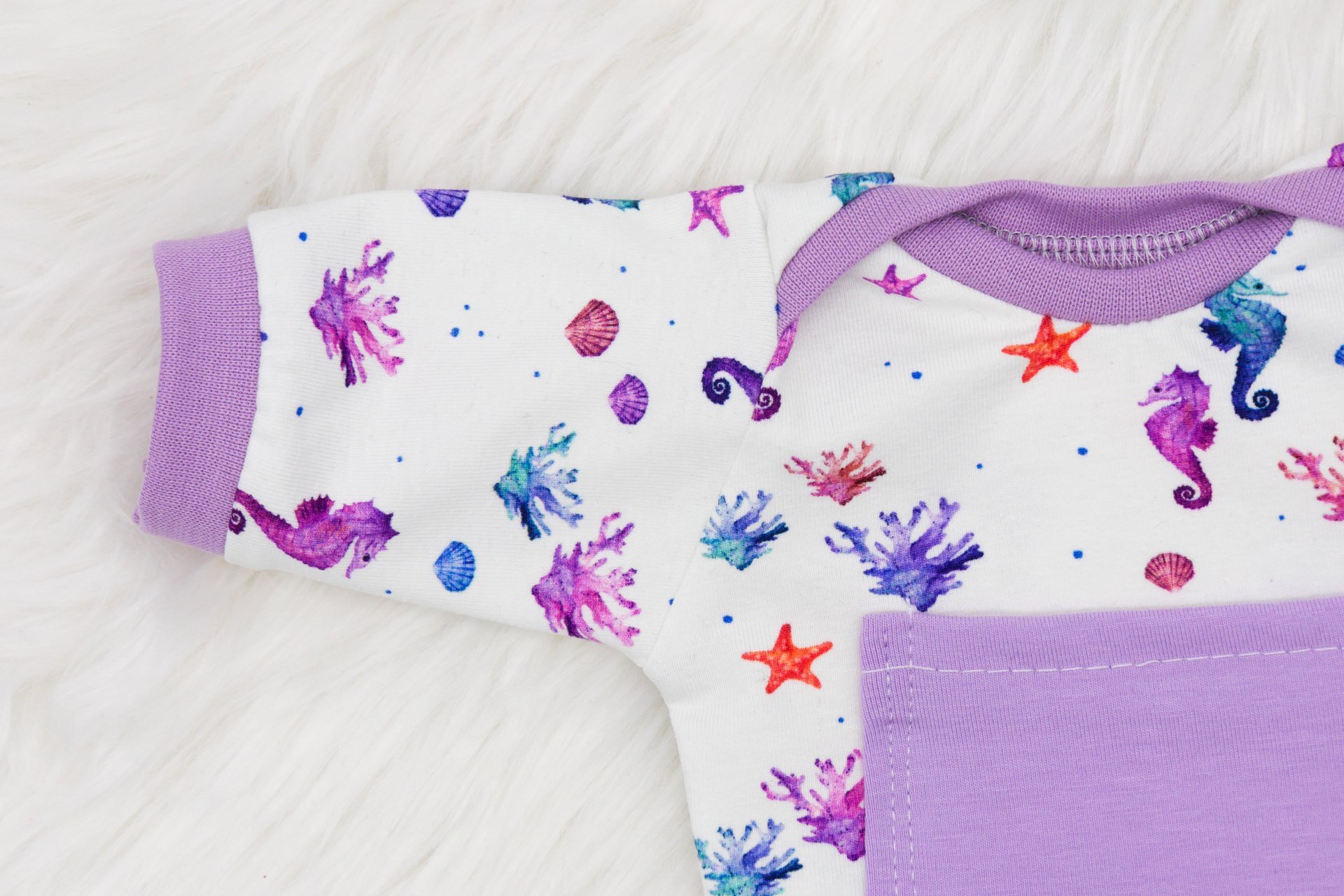 Puppenkleid || lila / rosa Meerjungfrauenmuster || Sweatshirtkleid || für Puppenbabys und Puppenkinder zwischen 40 und 50 cm