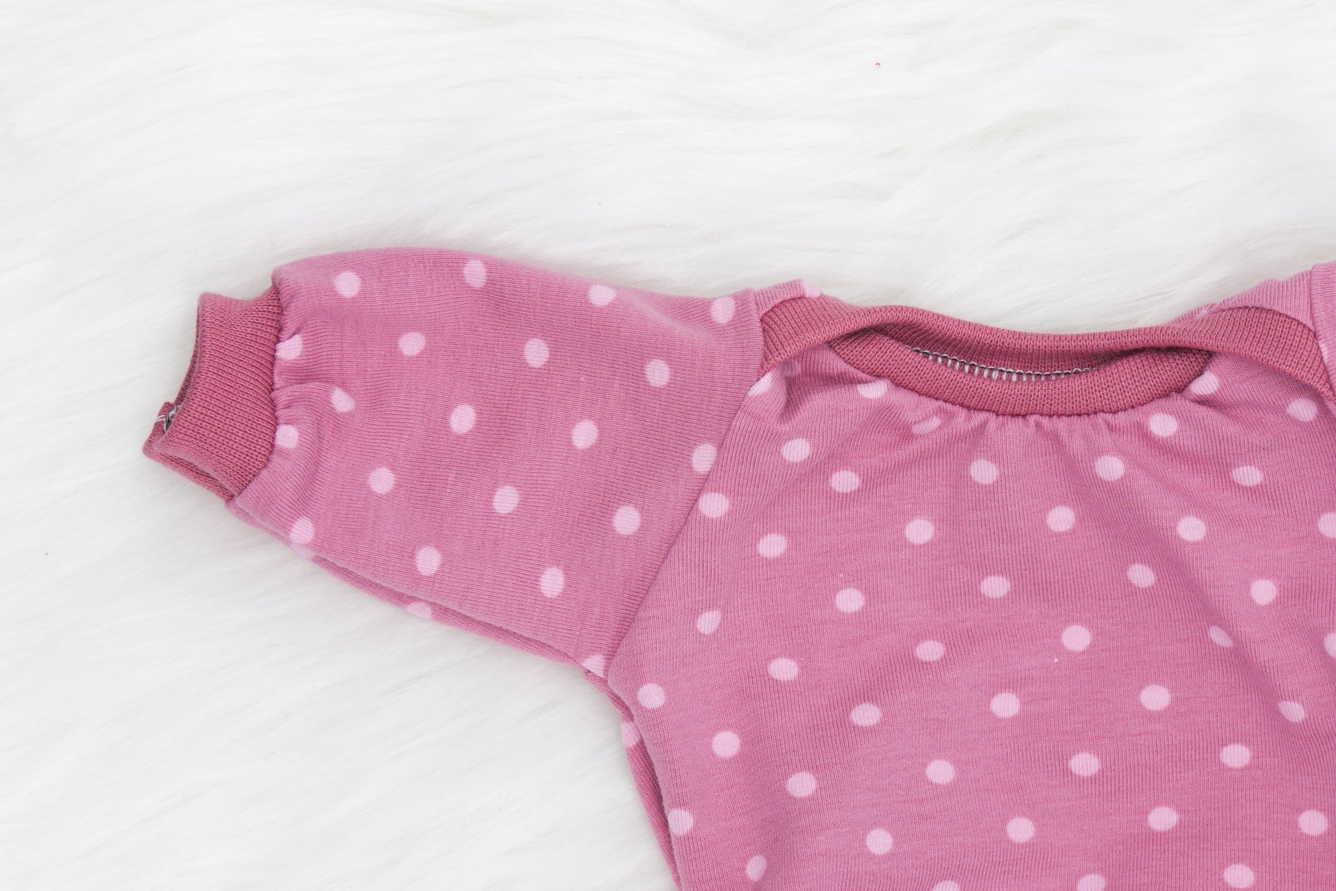 Puppen Baby Body || rosa Punkte || für Puppen zwischen 45 und 50 cm