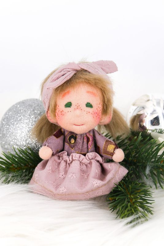 Tova || Art: Waldorfpuppe || Elsklinger Minis || Puppenmädchen 10 cm Tova || Art: Waldorfpuppe || Elsklinger Minis || Puppenmädchen 10 cm