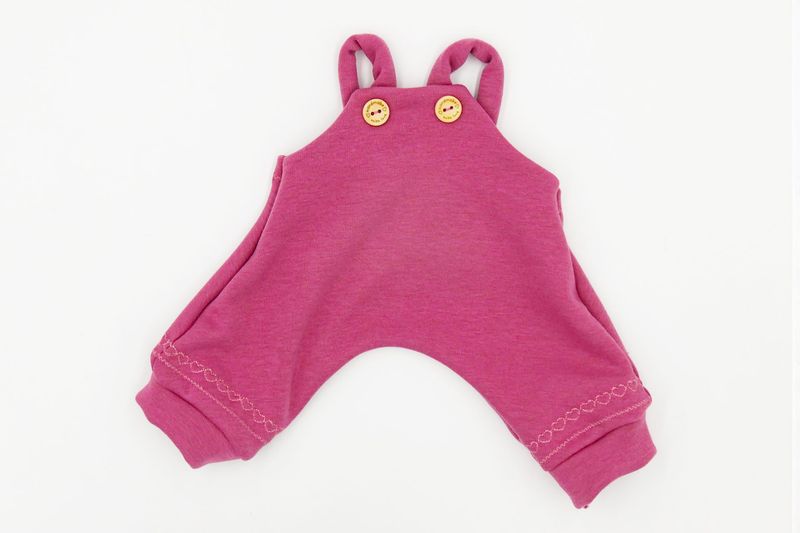 Latzhose || altrosa Stickerei und Knöpfe || Latzhose für Puppen zwischen 40 und 50cm