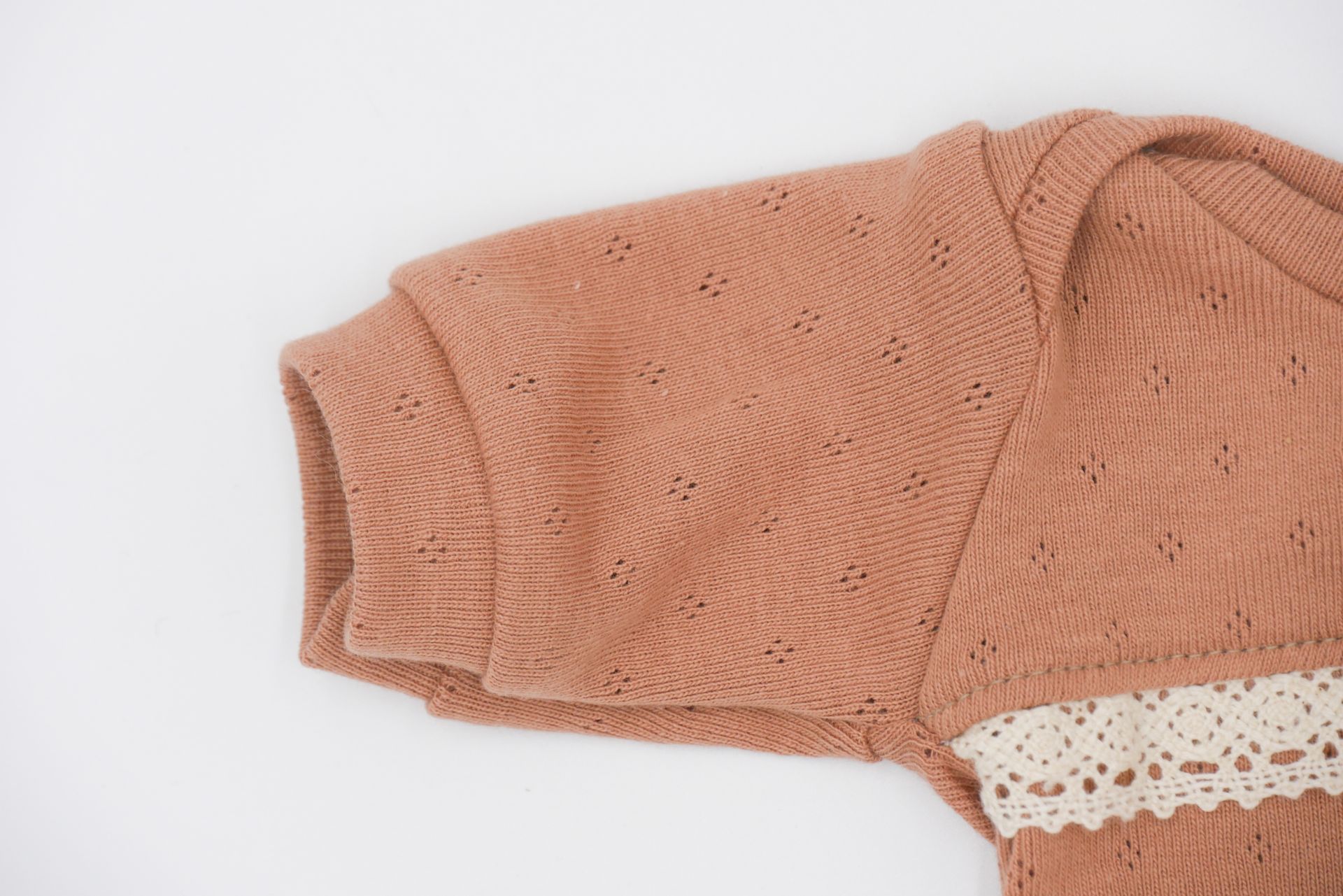Puppen Baby Body || altrosa Lochstickerei und Spitze|| für Puppen zwischen 45 und 50 cm