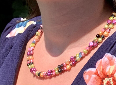 Halsband med sötvattenpärlor i en härlig färgmix