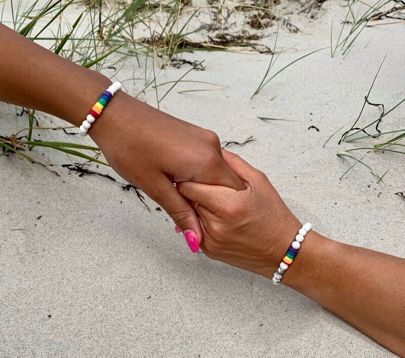 Vitt pridearmband