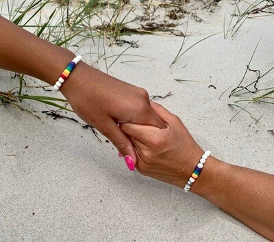 Vitt pridearmband