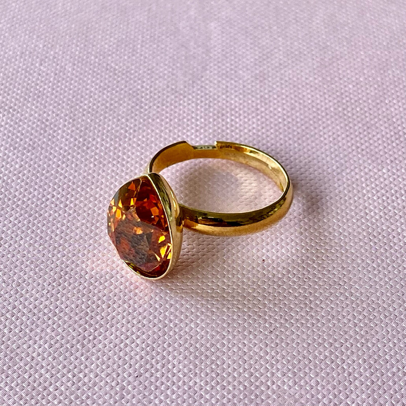 Guldpläterad ring med Swarovski kristall