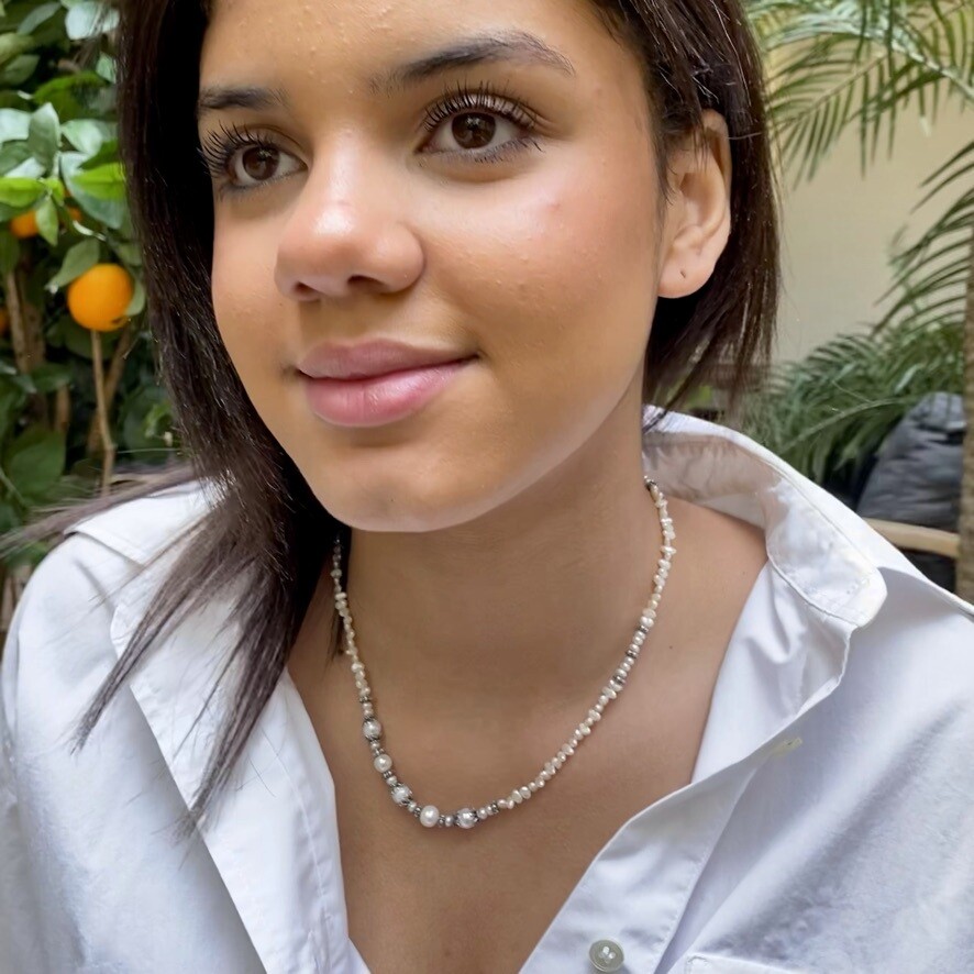 Halsband vita pärlor och silver