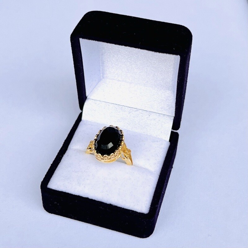 Förgylld ring med svart onyx
