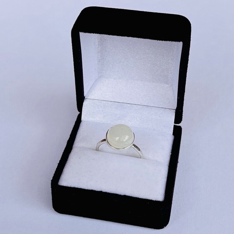 Silverring med vit månsten