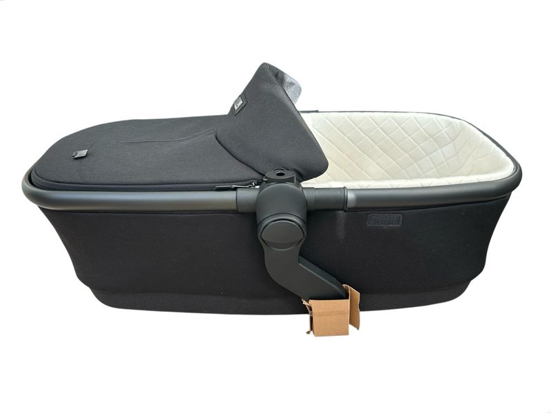 Silver Cross Carrycot With Apron - Onyx NEW