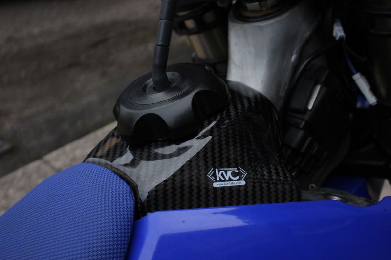 COPRISERBATOIO YZ 125/250 2022/26 IN CARBONIO