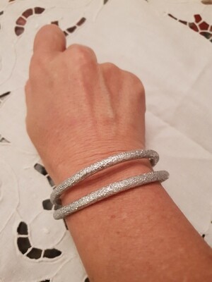 Bracciale a cerchio regolabile in alluminio effetto diamantato.