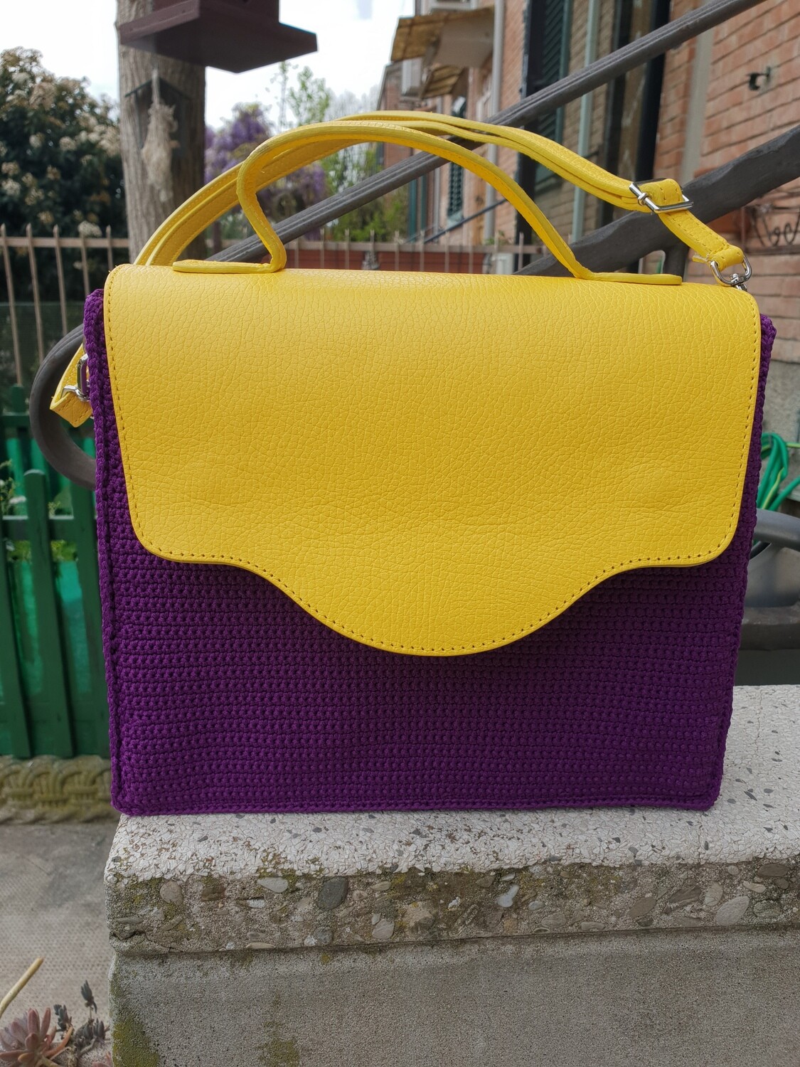 Borsetta &quot;SimilVersace&quot; realizzata all&#39;uncinetto con patella e tracolla in vera pelle.