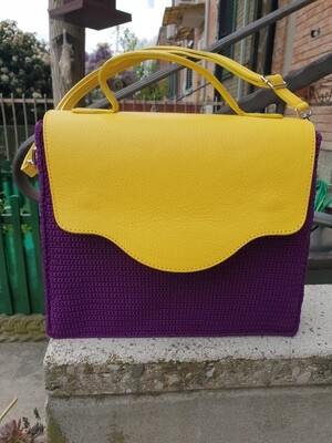Borsetta &quot;SimilVersace&quot; realizzata all&#39;uncinetto con patella e tracolla in vera pelle.