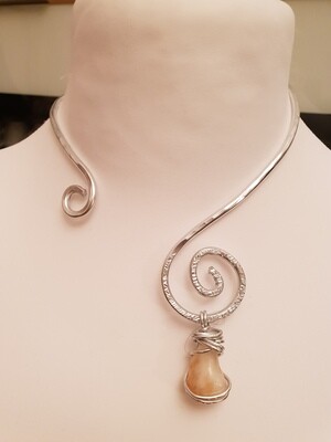 Collana rigida in alluminio con ciondolo di quarzo citrino.