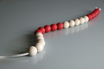 Filo con 20 perle aritmetiche GRANDI rosso/bianco
