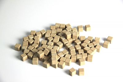 100 cubetti da 1 cm in legno