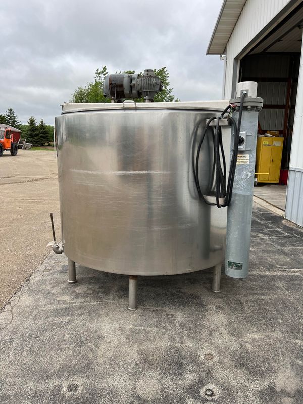 Used 800 Gallon Mixing Tank  - # 4086