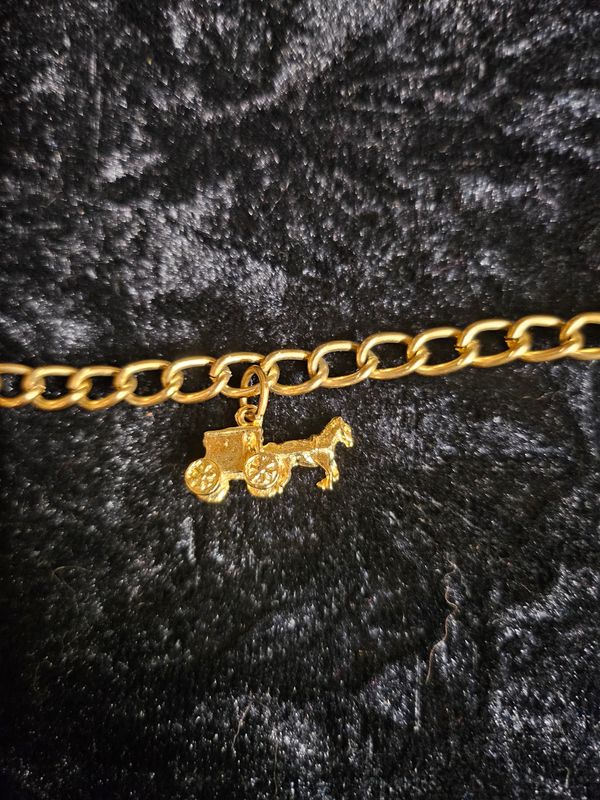 Amish charm bracelet (gold metal color)