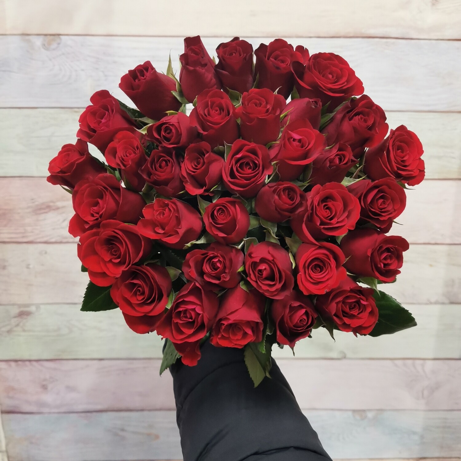 35 красных роз кения Мадам ред