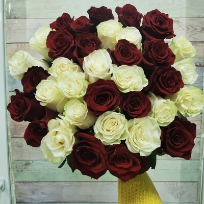35 красно-белой розы Эквадор