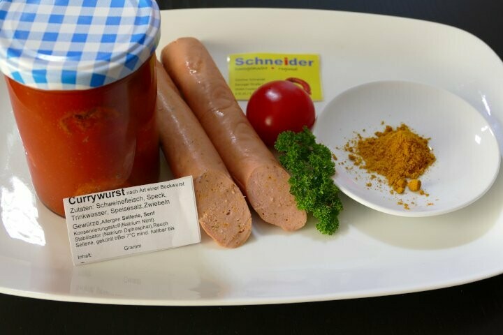 Currywurst mit Soße im Glas
