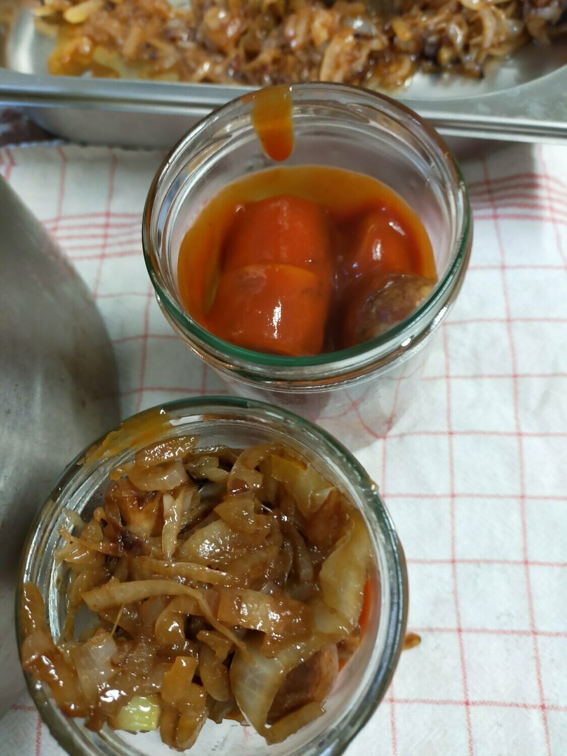 Bratcurry mit Soße im Glas