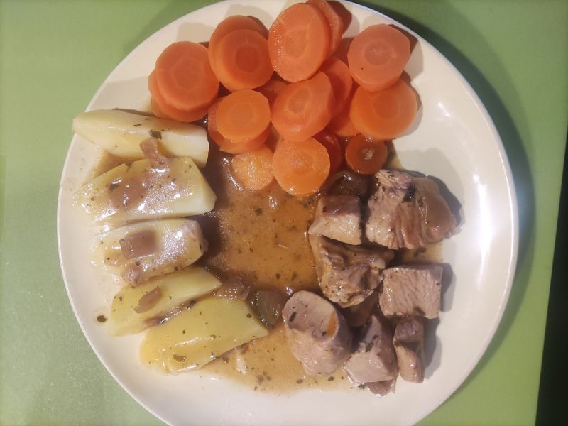 Putengulasch mit Gemüse im Glas