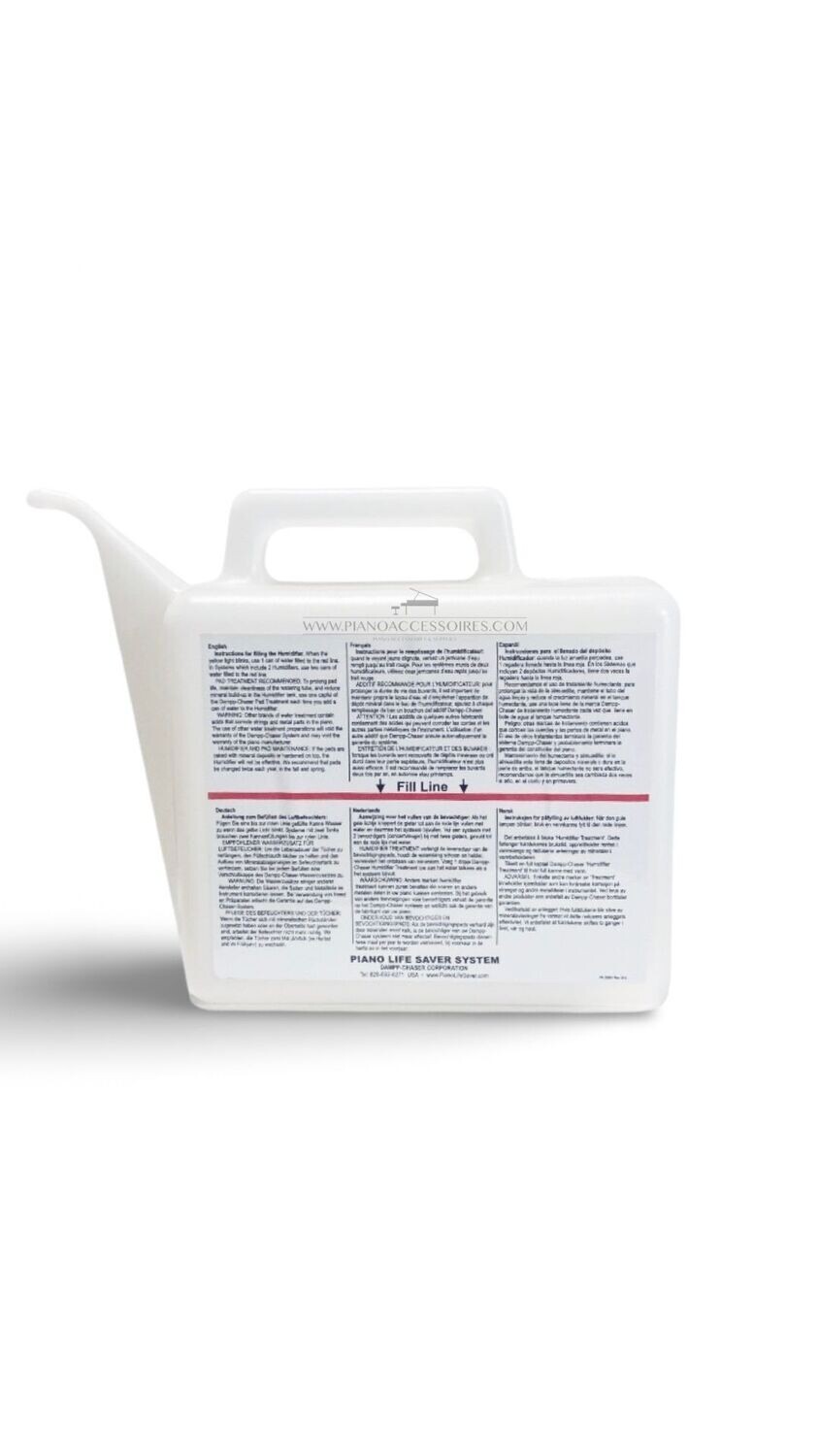 <Deze gieter voor de Dampp Chaser, The Piano Life Saver van pianoaccessoires.com is speciaal  ontworpen om het water in de slang te laten stromen zonder dat er druppels water in het instrument vallen.>