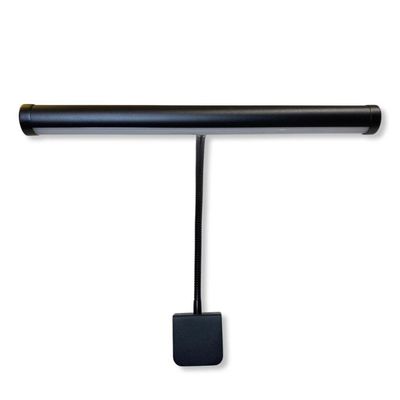 Moderne vleugellamp , geplaatst op de lessenaar van een vleugel.