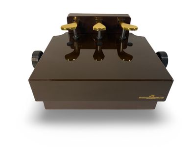 GPPD pedaalverhoger in bruin hoogglans, handig hulpmiddel voor jonge pianisten die de pedalen niet kunnen bereiken