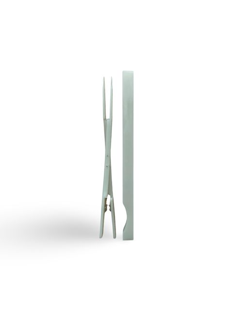 Stemkeil van knijperplastic, gebruikt bij het stemmen van piano’s voor het vasthouden van snaren.