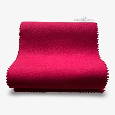 Piano toetsenloper rood fluweel Rode fluwelen piano toetsenloper over de pianotoetsen, luxe bescherming tegen stof en vuil.