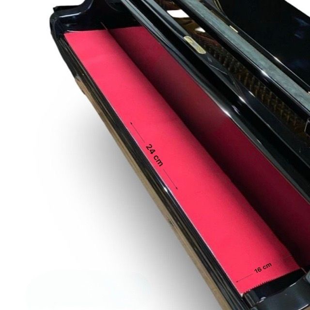 Piano toetsenloper rood fluweel Fluwelen toetsenloper in rood voor piano, stijlvol pianoaccessoire van pianoaccessoires.com.