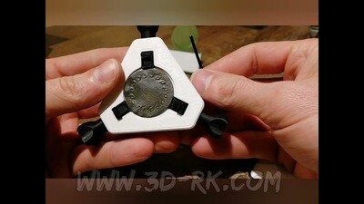 Coin holder / vise to fix coins for cleaning process