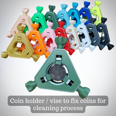 Coin holder / vise to fix coins for cleaning process