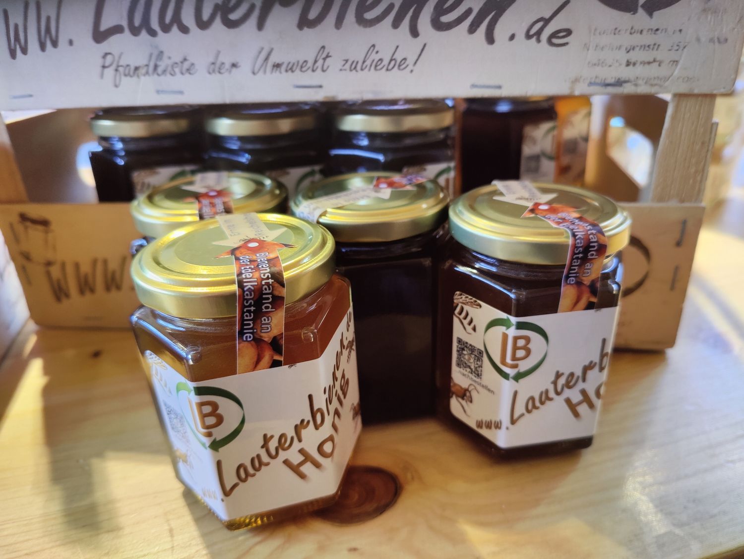 Honig, Bienenstand an der Edelkastanie Honig, Bienenstand an der Edelkastanie