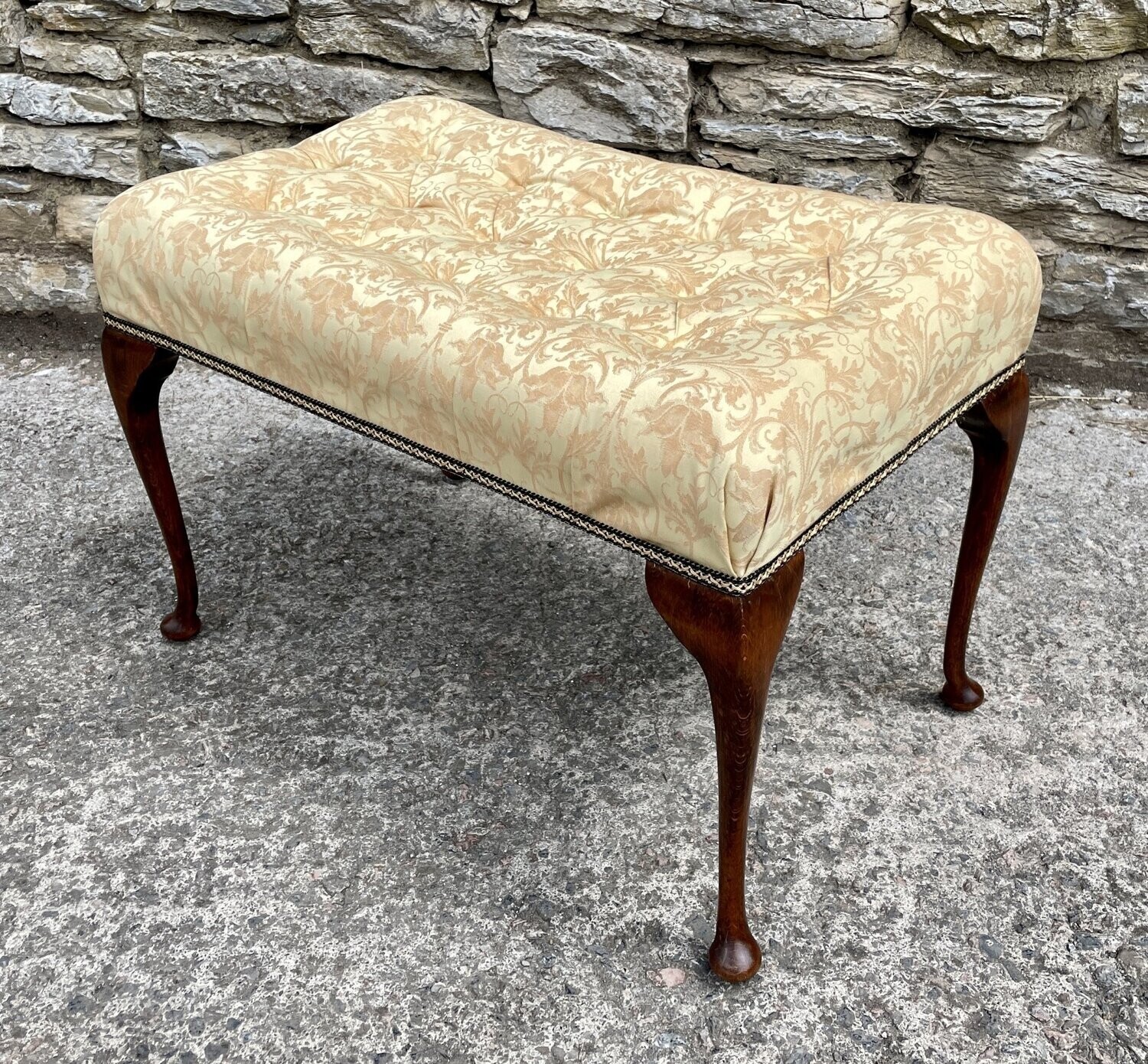Deep Buttoned Stool