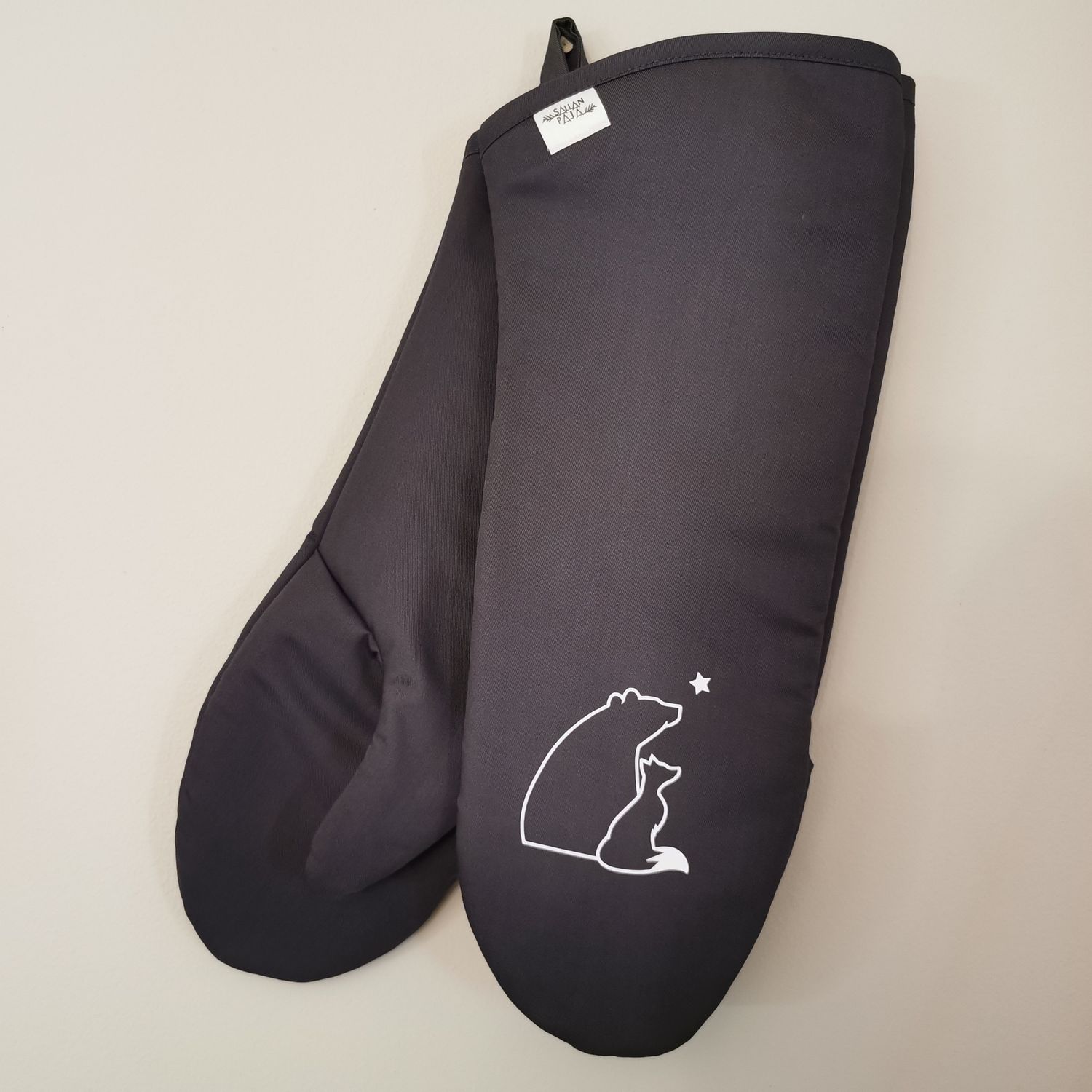 Pitkävartiset, hyvin lämpöä eristävät ja käteenistuvat kintaat kokkailuun, leipomiseen ja grillaamiseen.