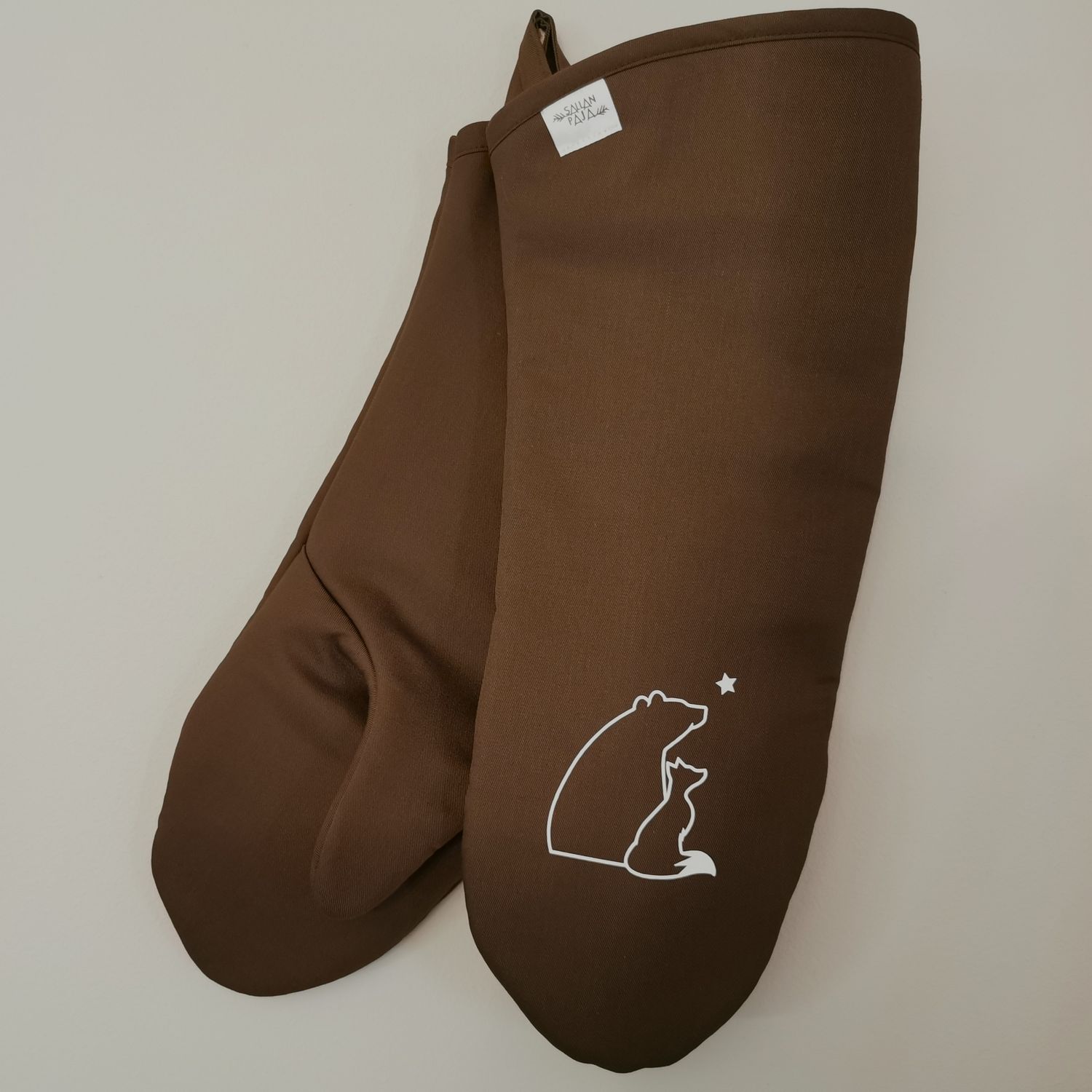 Pitkävartiset, hyvin lämpöä eristävät ja käteenistuvat kintaat kokkailuun, leipomiseen ja grillaamiseen.